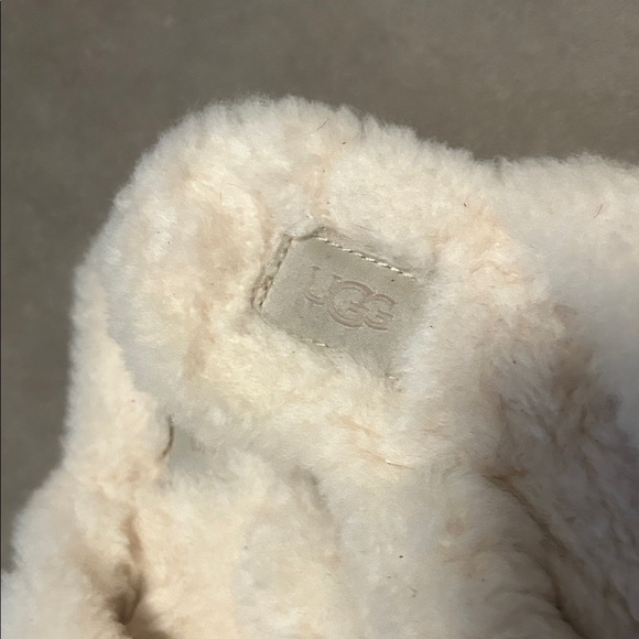 UGG Cream Fluffy Slippers with Ribbon - Picture 2 of 4